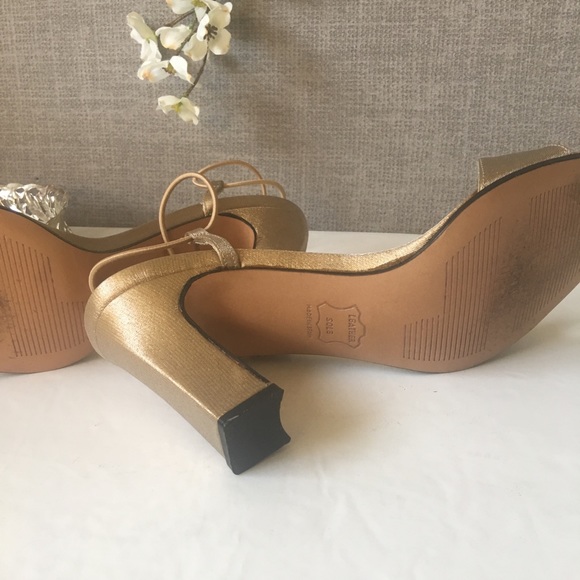 Stuart Weitzman Gold Sandal - Picture 5 of 6